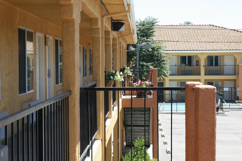 Econo Lodge Inn & Suites Lodi - Wine Country Area מראה חיצוני תמונה